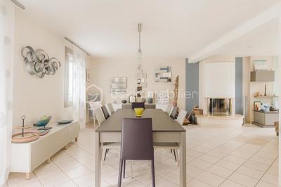 Maison - 201 m² - 7 pièces