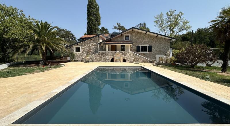 Maison - 322 m² - 9 pièces