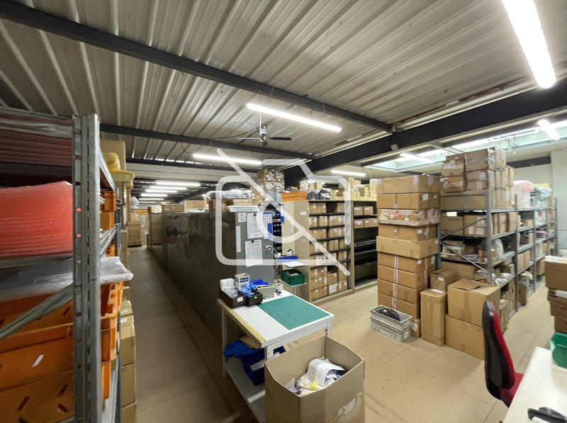Entrepôt - 1 850 m²