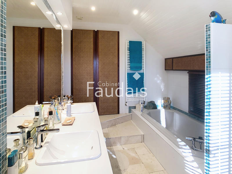 Maison - 300 m² - 7 pièces