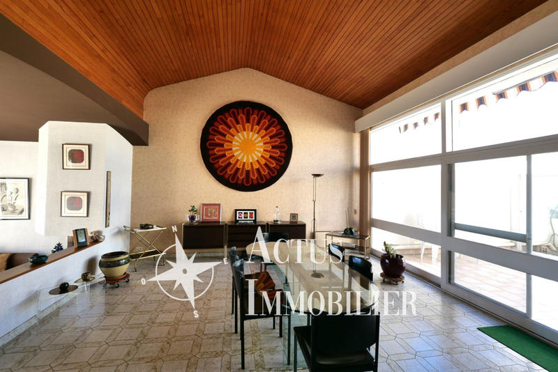 Maison - 242 m² - 8 pièces