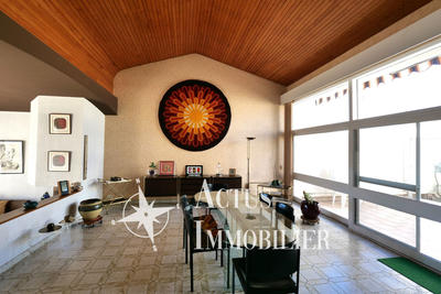 Maison - 242 m² - 8 pièces