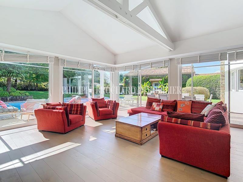 Maison contemporaine - 246 m² - 9 pièces