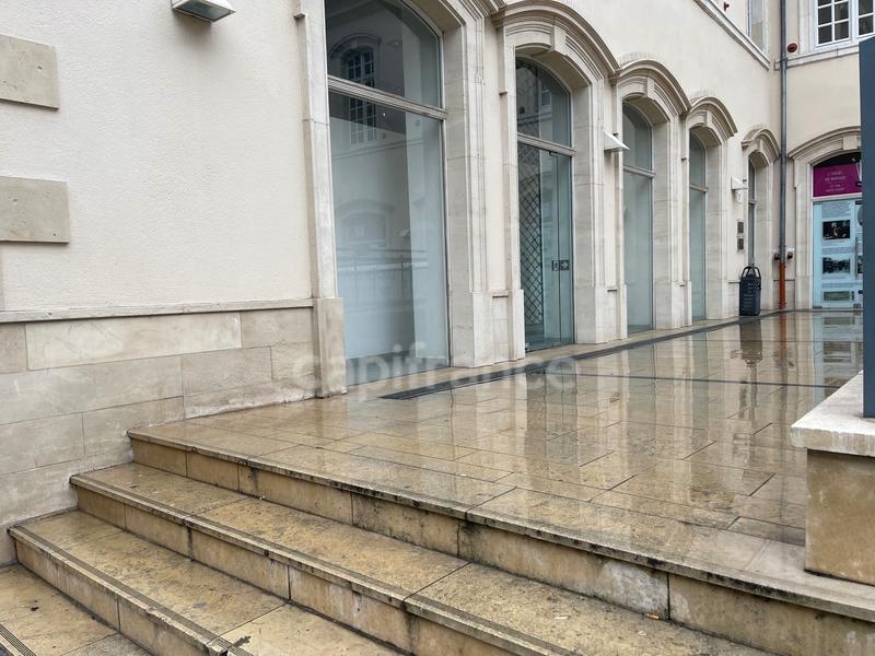 Local commercial - 200 m² - 2 pièces