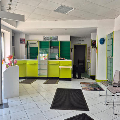 Local commercial - 140 m² - 7 pièces