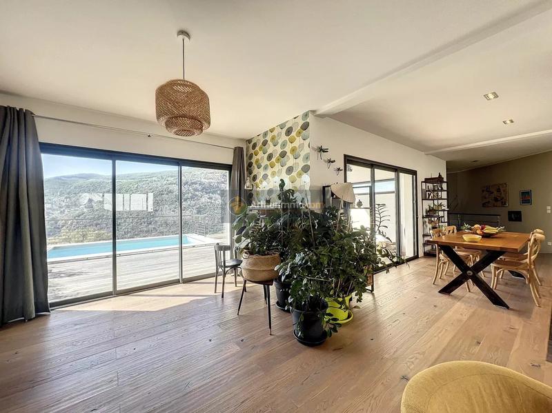 Maison - 195 m² - 5 pièces