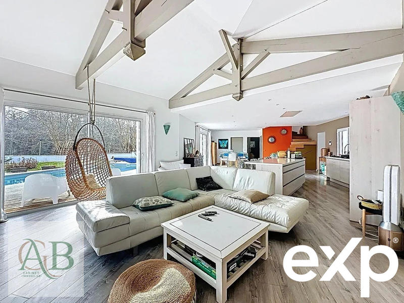 Maison - 220 m² - 7 pièces