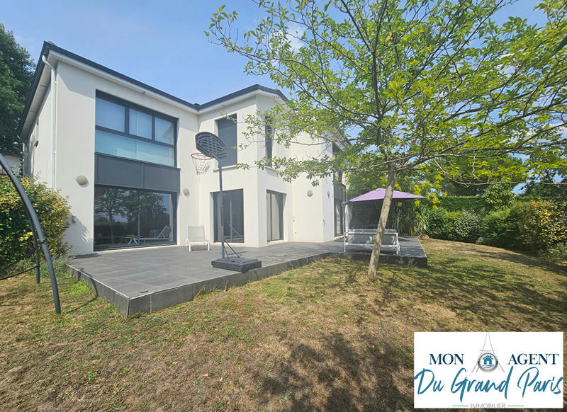 Maison - 204 m² - 7 pièces