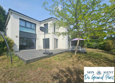 Maison - 204 m² - 7 pièces