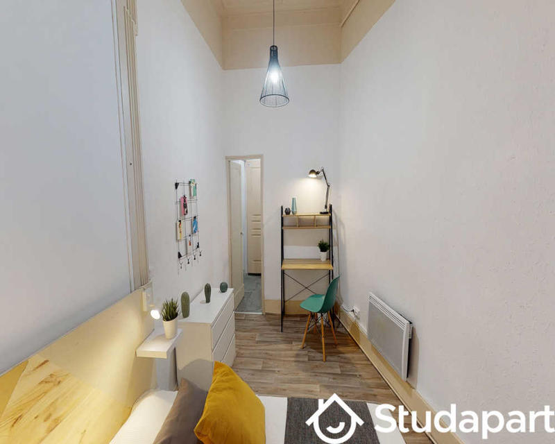 Chambre - 200 m² - 1 pièce