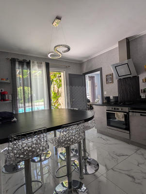 Maison - 220 m² - 7 pièces