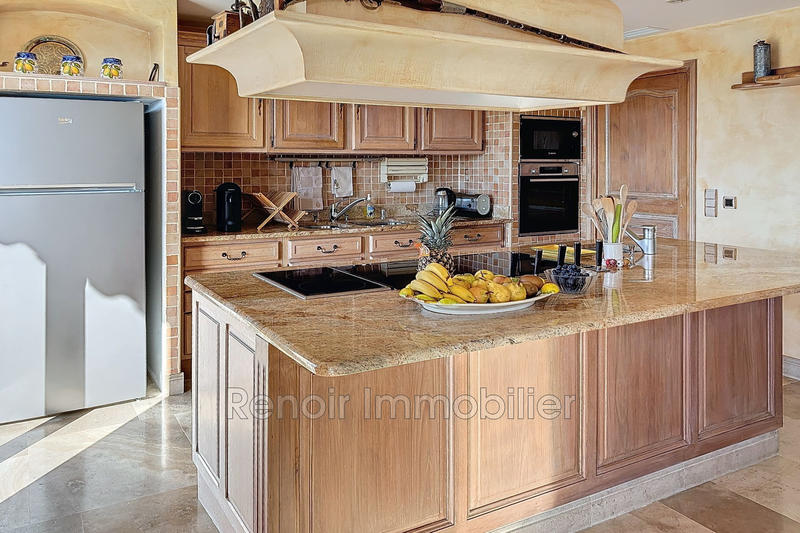 Maison - 240 m² - 8 pièces