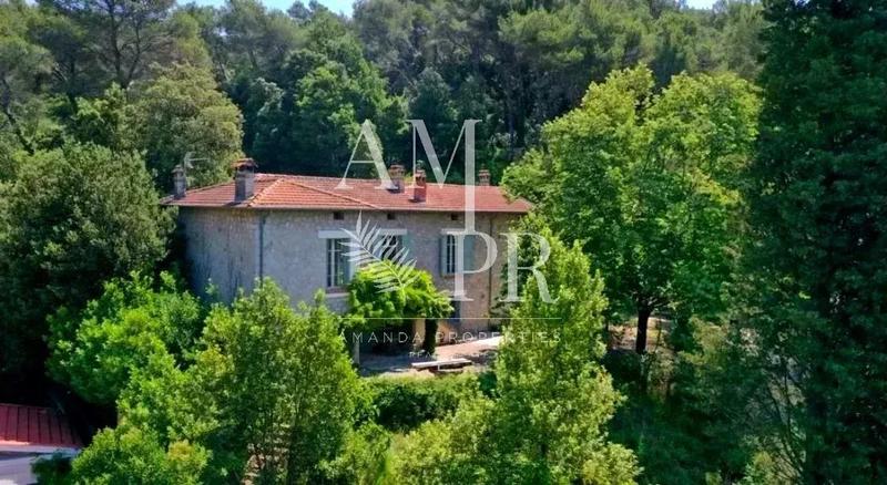 Maison - 230 m² - 7 pièces