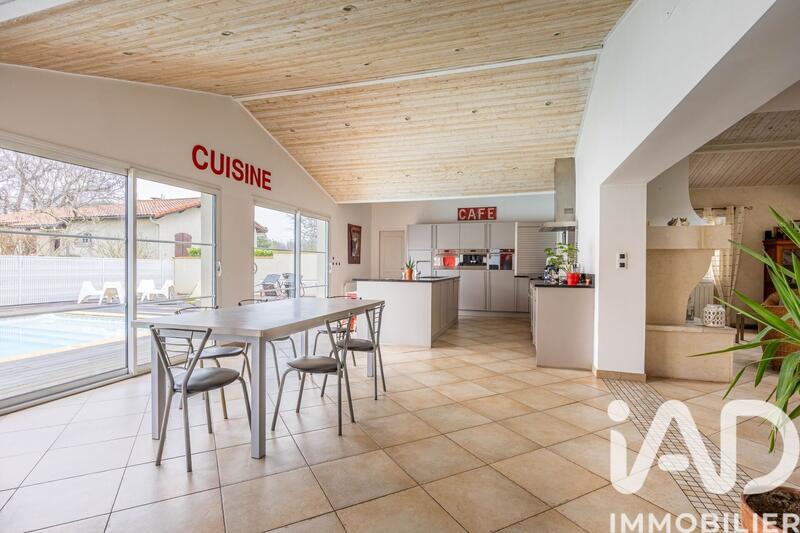 Maison - 250 m² - 7 pièces