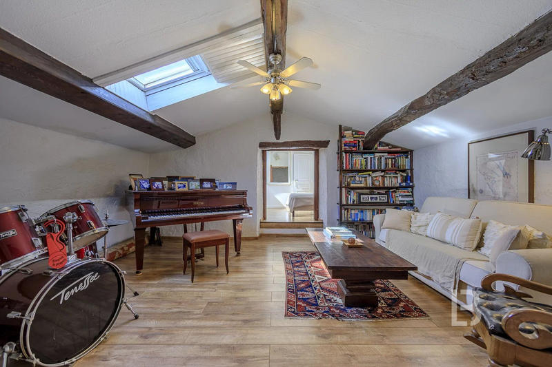 Maison - 213 m² - 7 pièces