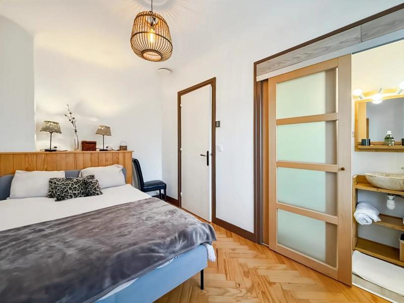 Demeure - 235 m² - 10 pièces