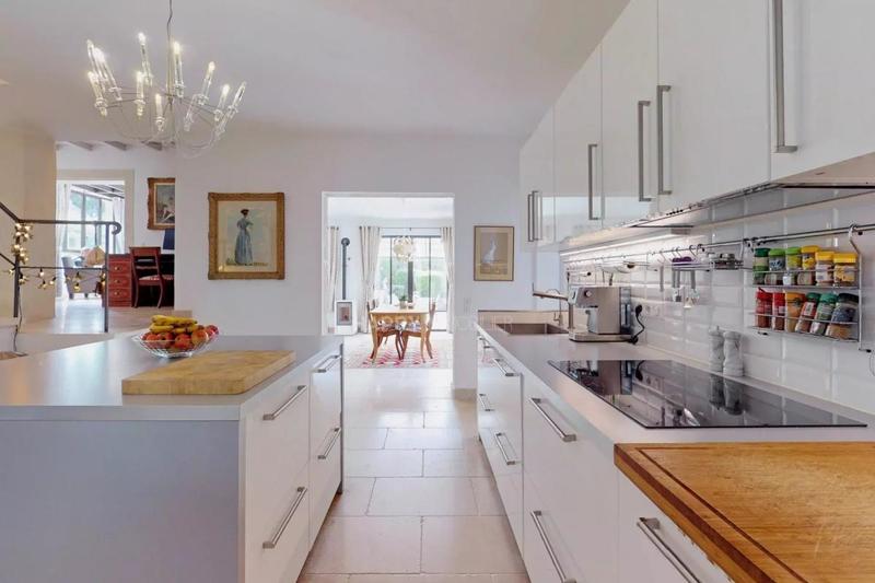 Propriété - 230 m² - 6 pièces