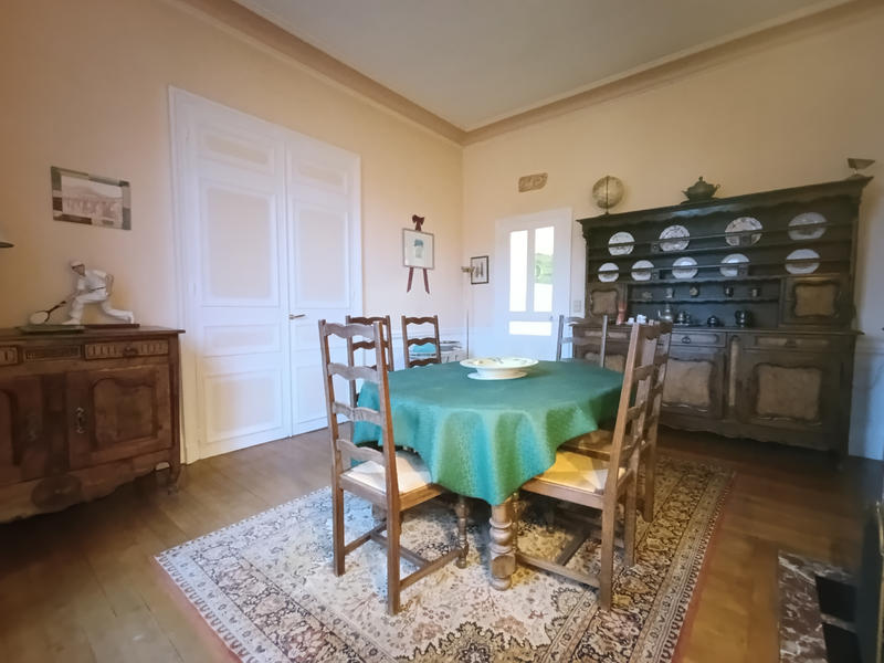 Maison - 242 m² - 9 pièces