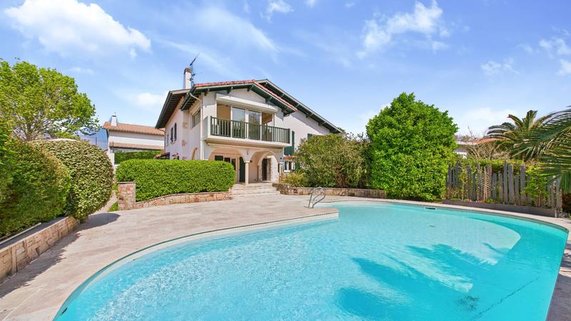 Maison - 270 m² - 13 pièces