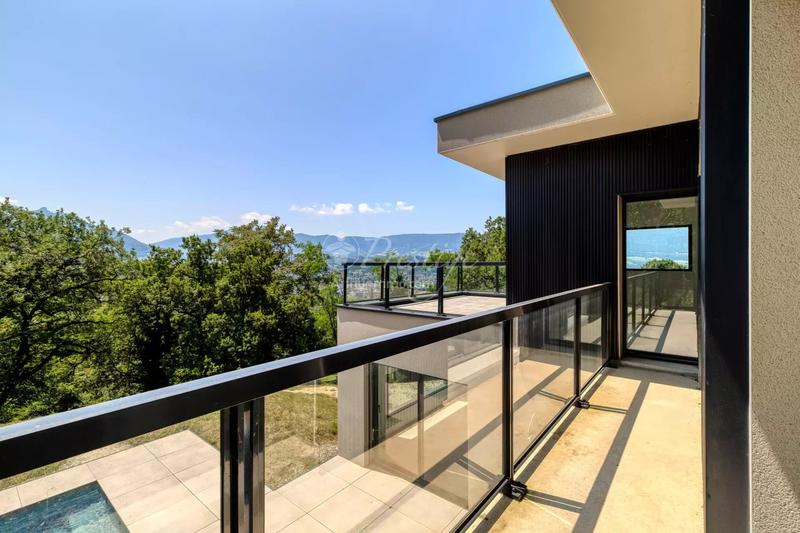 Maison - 202 m² - 7 pièces