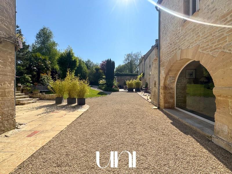 Maison - 305 m² - 11 pièces