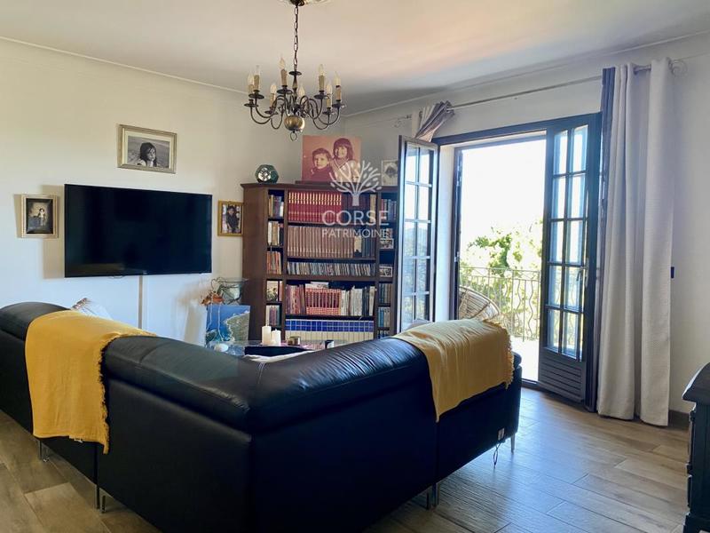 Maison - 202 m² - 7 pièces