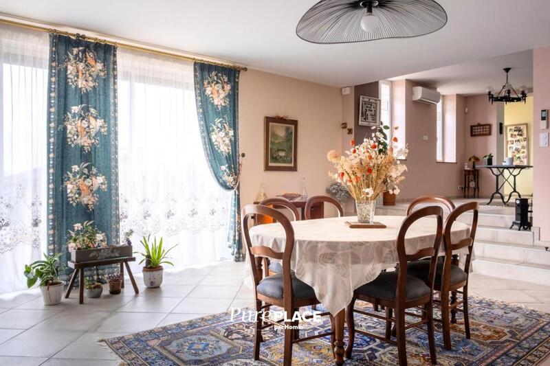 Maison - 334 m² - 8 pièces