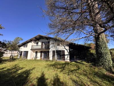 Villa - 180 m² - 8 pièces