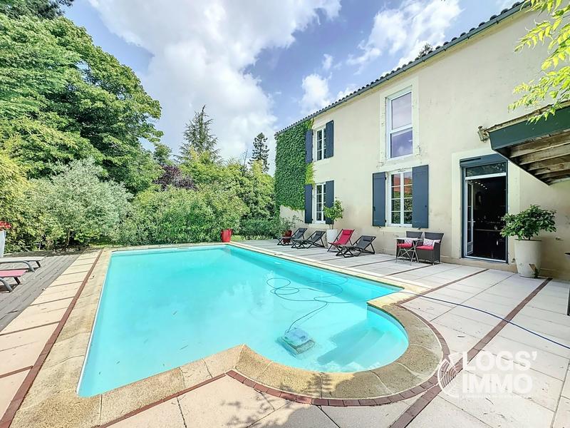 Maison - 347 m² - 10 pièces