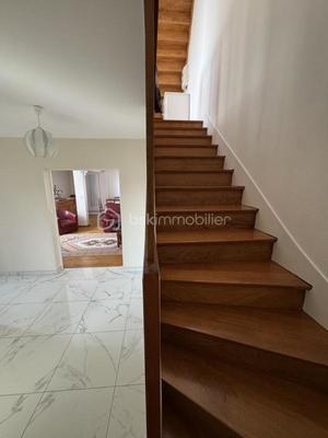 Maison - 182 m² - 9 pièces