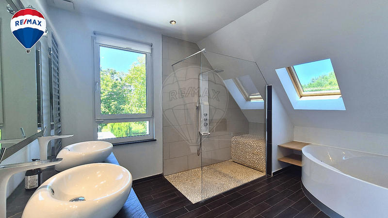 Maison - 203 m² - 7 pièces