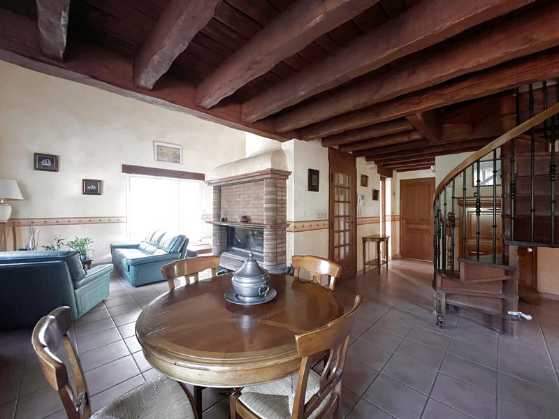 Maison - 233 m² - 11 pièces