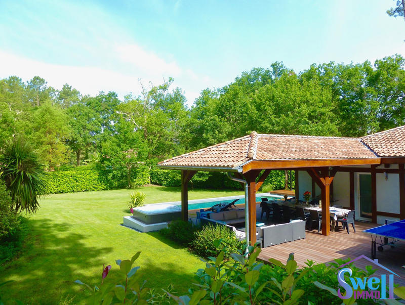 Maison - 204 m² - 9 pièces