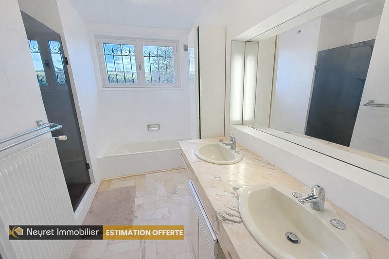 Maison - 214 m² - 6 pièces