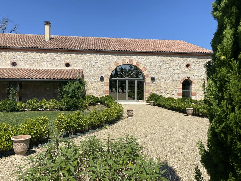 Maison - 445 m² - 10 pièces