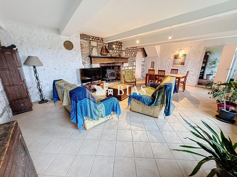 Maison - 246 m² - 9 pièces