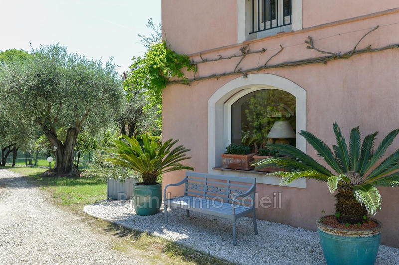 Maison - 305 m² - 7 pièces