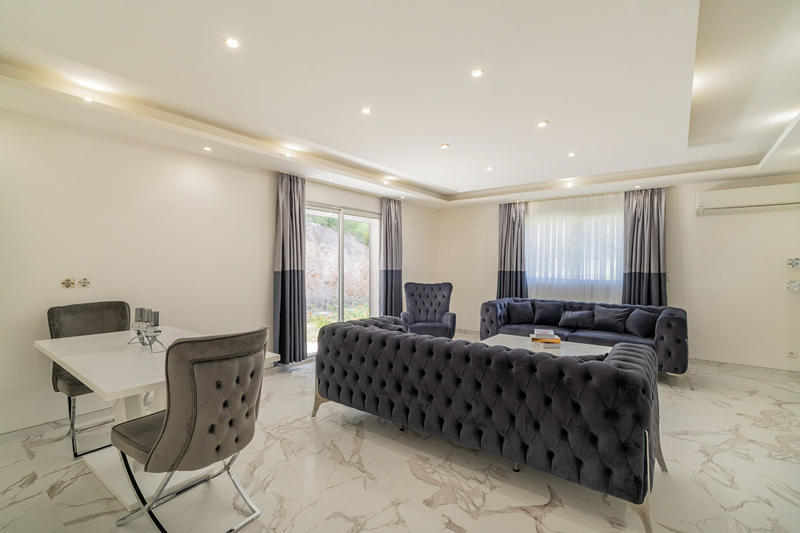 Maison - 210 m² - 7 pièces