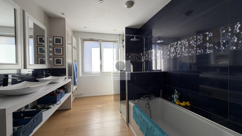 Maison - 228 m² - 7 pièces