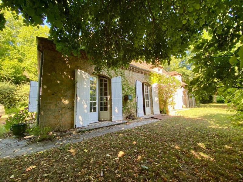 Propriété - 245 m² - 6 pièces