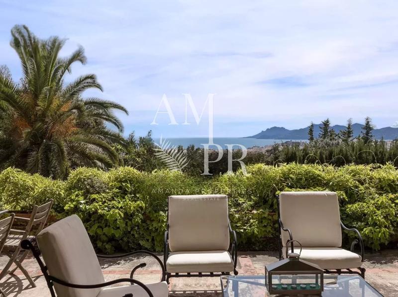 Maison - 682 m² - 11 pièces