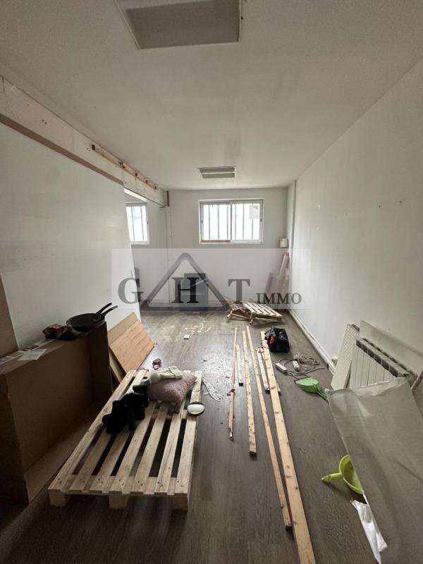 Entrepôt - 2 140 m²