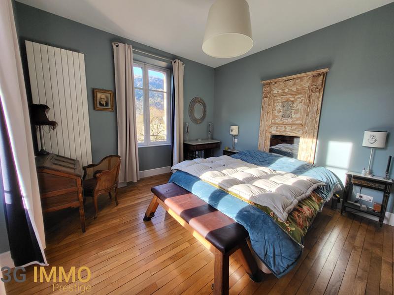 Maison - 225 m² - 10 pièces