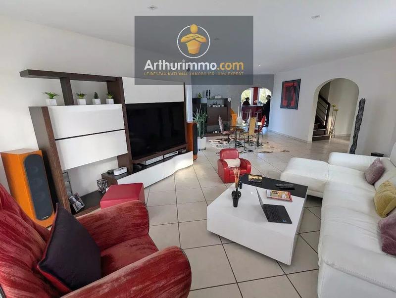 Maison - 201 m² - 7 pièces