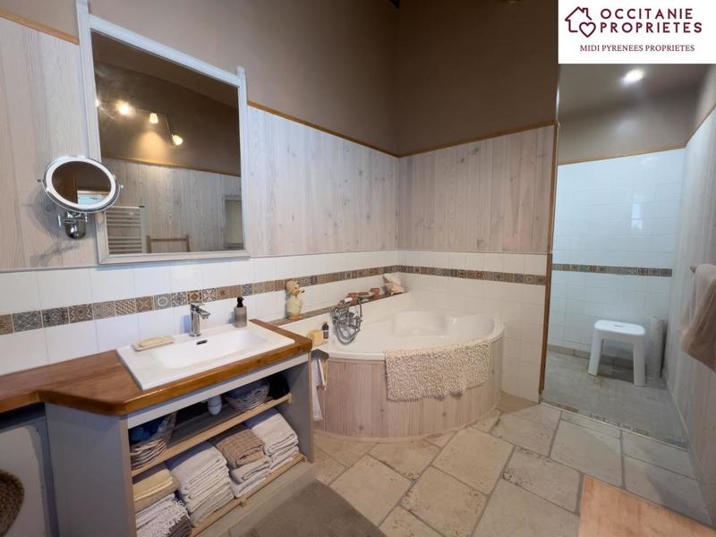 Propriété - 345 m² - 9 pièces