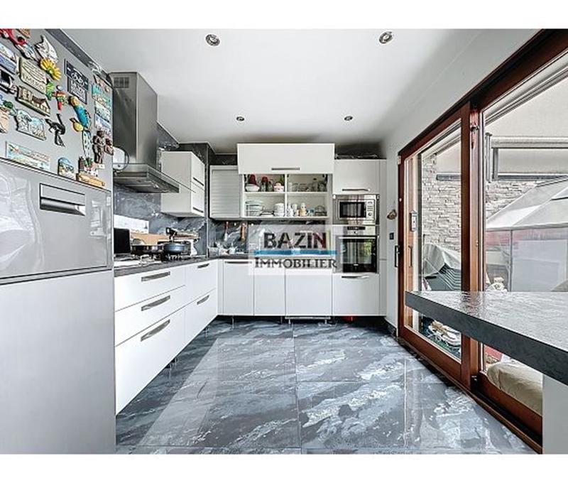 Maison traditionnelle - 220 m² - 9 pièces