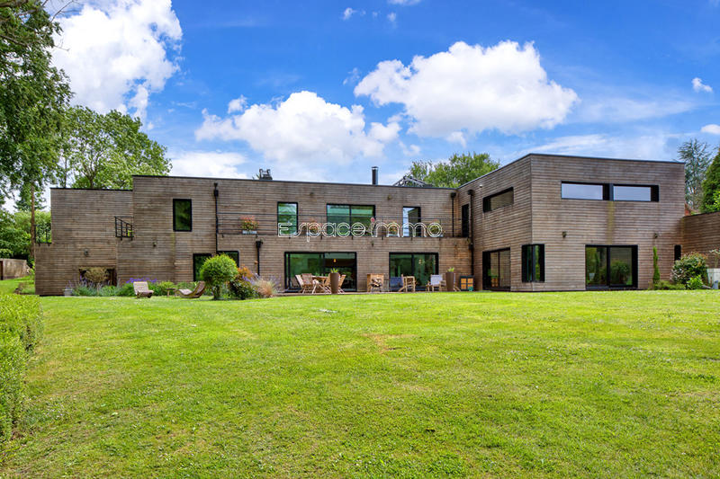 Maison - 630 m² - 8 pièces