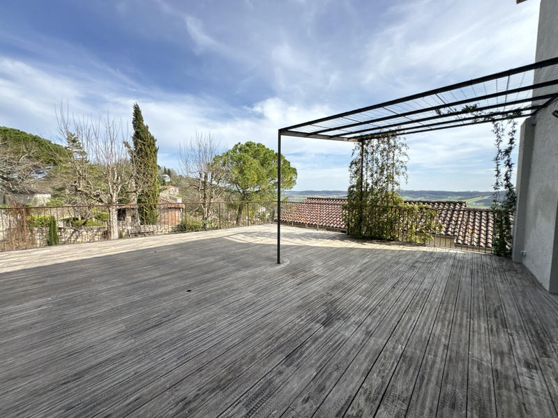 Maison - 330 m² - 13 pièces