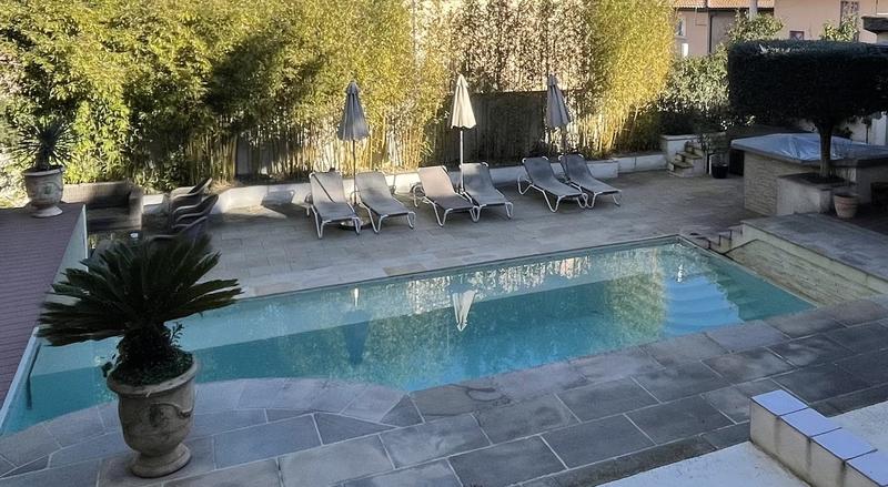 Maison - 615 m² - 16 pièces