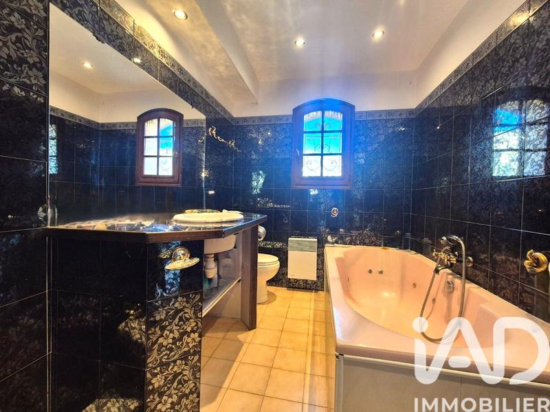 Maison - 332 m² - 10 pièces